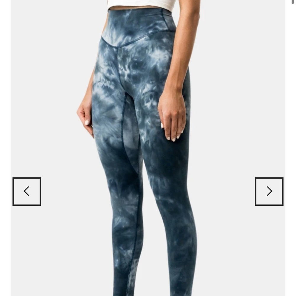 Kamo Fitness Ellyn Navy Tie-Dye Leggings 25”- Medium, Glute Enhancing V Seam
